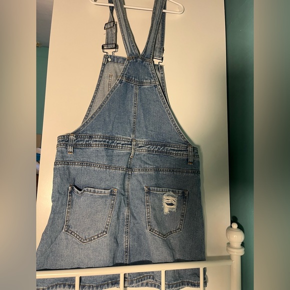 Hi! I am selling a jean skirt overall. Side Medium, and in great condition. - Picture 2 of 2